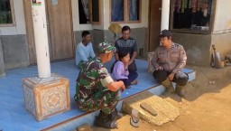 Petugas TNI mendatangi siswi yang terluka akibat tertimpa puing bangunan saat gempa melanda sukabumi. ( Jabar Memanggil/ IST)