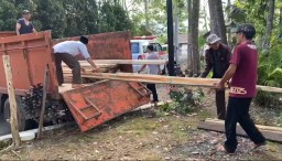 Anggota BPBD Kabupaten Sukabumi, Salurkan bantuan bahan bangunan untuk korban terdampak Gempa Sukabumi. ( Jabar Memanggil/ IST)