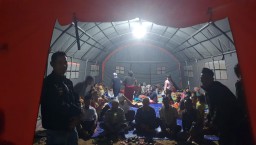 Warga Desa Purasari, Kecamatan Leuwiliang saat berada di tenda pengungsian dan masih berharap bantuan. ( Jabar Memanggil/ IST)