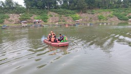 Tim Basarnas saat melakukan pencarian seorang remaja yang tenggelam saat memancing di Danau Cirata Cianjur. ( Jabar Memanggil/ Muchlis Bachtiar)