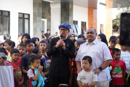 Wali Kota Bogor Bima Arya bersama Ketua DPRD Kota Bogor Atang Trisnanto saat meresmikan Sekolah Satu Atap di Kelurahan Kencana Kota Bogor. ( Jabar Memanggil/ IST)