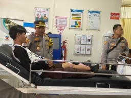 Kapolres Sumedang AKBP Joko Dwi Harsono, saat menjenguk korban luka-luka kecelakaan tunggal Bus Pariwisata yang membawa rombongan siswa pramuka di  Buper Kiara Payung, Sukasari,Sumedang (jabar memanggil/ist) 

