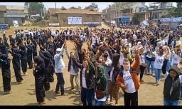 Ribuan Warga Saat Mengikuti Deklarasi Prabowo-Gibran di Lapangan Sanding- Samarang. (Jabar memanggil/ Wildan Fadilah)