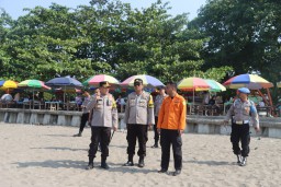Kapolres Sukabumi AKBP Maruly Pardede saat meninjau langsung objek wisata pantai (jabar memanggil/its) 
