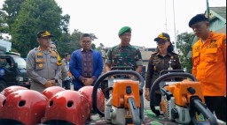 Dandim 0606 Kota Bogor, Kolonel Inf Fikri Ferdian didampingi Steakholder Kota Bogor mengecek kesiapan alat dan logistik dalam mengantisipasi bencana alam. ( Jabar Memanggil/ Y.Irawan)