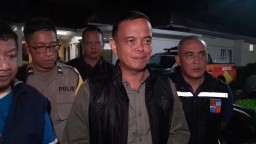 Kepala Pelaksana BPBD Kota Bogor, Hidayatullah saat mendatangi lokasi pohon tumbang yang menimpa mobil di Jalan Ahmad Yani Kota Bogor, Sabtu malam (09/12/2023). ( Jabar Memanggil/Y. Irawan)