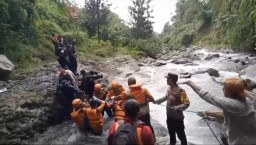 Tim SAR Gabungan saat mengevakuasi jenazah korban tenggelam di sekitar curug Concot, Ciherang Sukabumi. (Jabar Memanggil/IST)