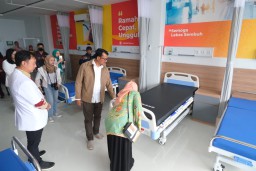 Wakil Bupati Garut, Helmi Budiman bersama Direktur PT RSU Nurhayati Saat Mengecek Fasilitas Kesehatan. (Jabar Memanggil/ Wildan Fadilah)