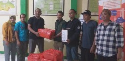 Kepala Desa Pusarari, Kecamatan Leuwi Liang Kabupaten Bogor, Agus Soleh Lukman, menerima bantuan berupa 100 pcs Sarung dari Persatuaan Gerak Badan Bangau Putih  Bogor untuk warga terdampak gempa yang disalurkan melalui PWI Peka Kota Bogor. ( Jabar Memangg