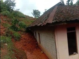 Satu rumah di kampung Cimanggu, Cibanggala, Cianjur tertimbun tanah longsor. (Jabar Memanggil/ Muchlis Bachtiar)