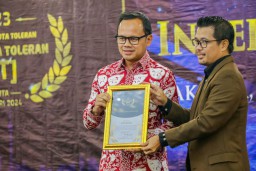 Wali Kota Bogor, Bima Arya saat menerima penghargaan Kepemimpinan Toleransi Terbaik tingkat kota yang di serahkan dalam acara launching dan Penghargaan Indeks Kota Toleran tahun 2023 di Hotel Grand Sahid Jaya, Jakarta, Selasa (30/1/2024). ( Jabar Memanggi