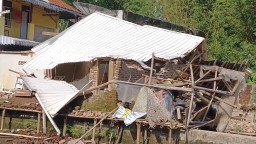 Ratusan rumah di Sumedang hancur dihantam gempa bumi bermagnitudo 4.8 . Minggu (31/12/2023). ( Jabar Memanggil/ Husni Nursyaf)