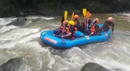 Arung Jeram, Salah satu program aktivitas luar ruang yang menjadi primadona VIB Room & Resto Megamendung, Puncak Bogor. ( Jabar Memanggil/ Nine Zero)
