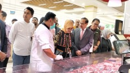Direktur Corporate Affair Lulu Hypermarket, Luthfi Husin, saat memperlihatkan Kualitas daging Kerbau dalam Festival Daging Kerbau yang digelar Lulu Hypermarket QBIG Tanggerang. ( Jabar Memanggil/Ist)