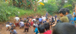 Warga Jatisari Jatiasih Kota Bekasi antusias ramaikan "Bedah Kolam" yang diselenggarakan Jaringan Ganjar Nusantara ( JAGANU). ( Jabar Memanggil/ Ist)