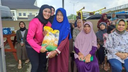 Ketua Cabang Bhayangkari Polres Sumedang Linda Joko Dwi Harsono membantu masyarakat untuk mendapatkan beras dengan harga murah pada bazar murah digelar bekerjasama dengan pihak Bulog Sumedang. (Ist) 