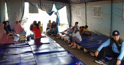 Warga mengungsi di tenda darurat setelah rumah mereka diterjang dahsyatnya angin puting beliung ( jabar memanggil/Husni nursyaf) 