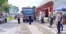 Sejumlah Petugas Saat Melakukan Pengecekan Sumbu Tiga Pada Operasi Keselamatan Lodaya 2024 di Kawasan Jalur Leles-Kadungora. (Jabar Memanggil/ Wildan Fadhilah)