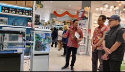 Ichsan Triadi, area Manager Jabar 2 Saat Mengenalkan sejumlah produk kepada Pengunjung. ( Jabar Memanggil/ Wildan)