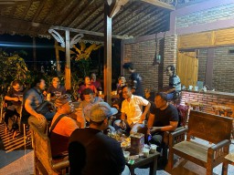 Dr. Triadi (Memakai baju putih) Saat Berbincang Dengan Masyarakat(ist) 