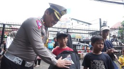 Kasatlantas Polresta Bogor Kota, Kompol Galih Apria saat membagikan THR ( Tas Hari Raya ) kepada anak anak pengunjung Kebun Raya Bogor. Sabtu ( 13/04/ 2024) . ( Jabar Memanggil/ Ist) 