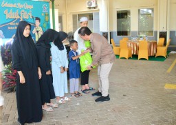 Komisaris Utama Rumah Sakit Sentosa Kemang, Kabupaten Bogor, dr Frits Rumintjap saat memberikan santunan terhadap anak yatim pada acara Halal Bil Halal menyambut Idul Fitri 1445 Hijriah, Selasa (16/04/2024). ( Jabar Memanggil/Ist).