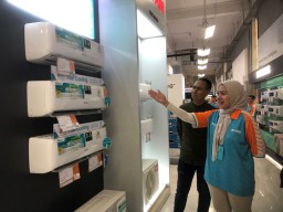 Karyawan Log In Megastore sedang memperkenalkan produk kepada konsumen (ist)