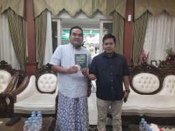 Bupati Blora Arief Rohman (kiri) dan penulis buku Ahmad Adirin (kanan) (Memanggil.co/Ist)