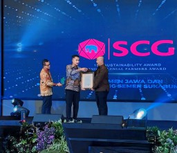 SCG raih dua penghargaan dari Gubernur Jawa Barat di Forum CSR Jabar 2024 pada kategori “Sustainability” (peringkat pertama) dan “Renegeration Farmers” (peringkat kedua) (ist) 