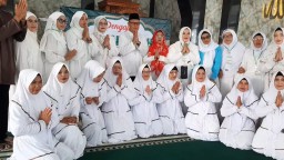 Keterangan Foto : Bacalon Bupati Garut Dudung Sudiana saat foto bersama ibu-ibu pengajian Al-Hidayah Kecamatan Cikajang.(Jabar Memanggil/ Wildan)