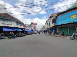 Perkotaan Di Jalan Ahmad Yani, Kecamatan Garut Kota,Garut, Jawa Barat yang akan dilakukan penataan PKL oleh Pemkab Garut.(Jabar Memanggil/ Wildan)