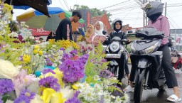 Pedagang bunga saat melayani pembeli di taman endog, Sumedang. (Jabar memanggil/husni nursyaf) 