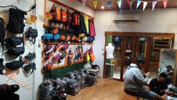 Coeroeg Adventure & Daily Gear, sediakan sejumlah kelengkapan fashion harian dengan kualitas terjamin. ( Jabar memanggil/ Y. Irawan) 