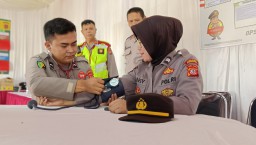 Pemeriksaan kesehatan oleh Biddokes Polda Jabar kepada para personelnya di pos pengamanan Polres Sumedang (Jabar memanggil/husni nursyaf) 
