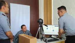 Pj Bupati Sumedang Yudia Ramli, saat melakukan sesi foto pembuatan paspor di Mall Pelayanan Publik Sumedang. (Jabar Memanggil/husni nursyaf) 