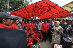 Mensos RI Tri Rismaharini saat berdialog dengan relawan kampung siaga bencana-bencana. (Wildan) 