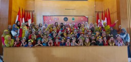 Puluhan siswa dan orang tua  Sanggar Seni Galura Kencana Garut usai mengikuti kegiatan evaluasi seni tari. ( Jabar Memanggil/Wildan)