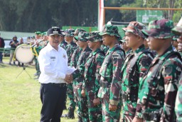 Pj Bupati Garut, Barnas Adjidin Saat Menyalami Anggota TNI pada pembukaan TMMD TA 2024 di Desa Cinta Damai, Kec. Sukaresmi, Garut, Jabar. ( Jabar Memanggil/Wildan Fadhilah)