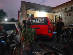 Anggota Polres Cirebon kota langsung menggelar Olah TKP di pembunuhan Wanita Muda di Kedawung, Kabupaten Cirebon. ( Jabar Memanggil/ Sal)