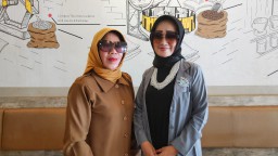 Susilawati, S.Pd., M.Pd. Ketua Umum Wahegar (pakai kerudung hitam) bersama Hj. Tuti Susilawati Sekum Wahegar Usai Wawancara bersama wartawan di Kec.Tarogong Kidul. ( Jabar Memanggil/ Wildan)