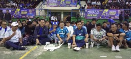 Erwan setiawan saat nobar bersama ratusan Bobotoh Persib Di Gor Tadjimalela (husni nursyaf/jabar memanggil) 