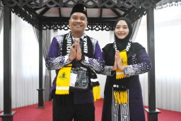 Pasangan suami istri Nella Megalita dan Wuddan Lukmanul Hakim, sesaat sebelum berangkat menunaikan ibadah Haji (husni nursyaf/jabar memanggil) 