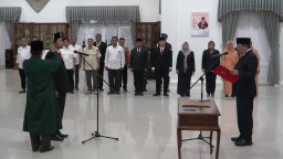 Pj. Bupati Sumedang  Yudia Ramli saat melantik Pejabat Pimpinan Tinggi Pratama Direktur Rumah Sakit Daerah Sumedang, Enceng  di Gedung Negara. (Ist)