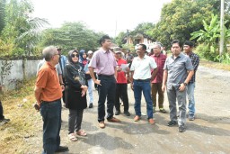 Kepala Badan Karantina Indonesia, Sahat Manaor Panggabean Didampingi Pj. Sekda Sumedang Tuti Ruswati saat meninjau langsung  lokasi pembangunan Gudang instalasi VHF ( Vapor Heat Treatment) di eks pasar Tolengas, Kecamatan Tomo, Sumedang. (Ist) 