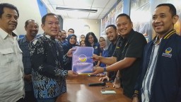 Dokter Raendi Rayendra, serahkan berkas Formulir pendaftaran bacawalkot Bogor kepada Ketua DPD Partai Nasdem Kota Bogor, M. Benninu Argoebie, Selasa petang (07/05/ 2024) di Kantor DPD Partai Nasdem Kota Bogor. ( Jabar Memanggil/ Y.Irawan) 