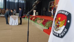 Ketua KPU Kabupaten Sumedang, Ogi Ahmad Fauzi saat melihat fakta integritas anggota PPK untuk pemilihan Gubernur dan Wakil Gubernur Jawa Barat serta pemilihan Bupati dan Wakil Bupati Sumedang tahun 2024 di gedung Nusantara Sumedang. (Husni Nursyaf/jabar m