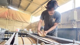 Salah satu karyawan merapikan tusuk sate yang siap dikirim ke distrubutor dan perusahaan. (Jabar memanggil/husni nursyaf) 

