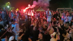 Ribuan bobotoh saat nobar di alun-alun Tanjungsari antara Persib Bandung melawan Madura United (jabar memanggil/husni Nursyaf) 