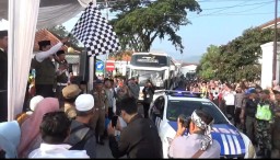Pj. Bupati Sumedang Yudia Ramli  saat melepas calon jamaah haji di halaman gedung negara (husni nursyaf/jabar memanggil) 