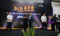 Kepala BJB Cabang Garut Mochamad Indra (Pakai Jas) Saat Memberikan Penghargaan Pada Salah Satu Developer. (Jabar Memanggil/ Wildan) 